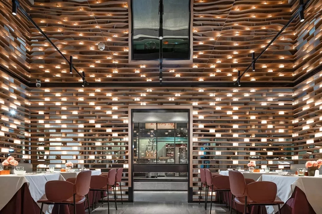 贺州大鸭梨烤鸭店以全新的餐饮空间设计，冲破品牌桎梏，重塑品牌形象